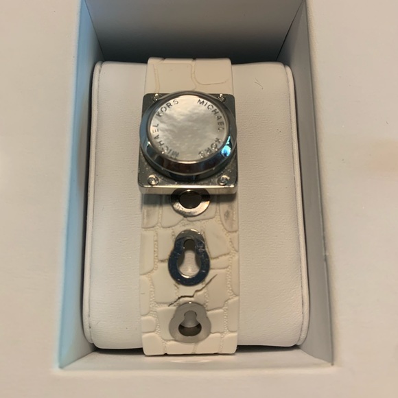 Michael Kors Access Watch - Picture 3 of 6